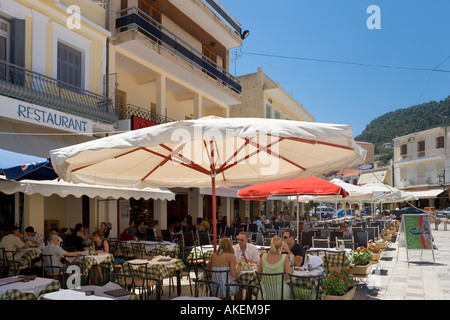 Restaurants, la Place St Marc (Agios Markou Sq), la ville de Zakynthos, Zante, îles Ioniennes, Grèce Banque D'Images