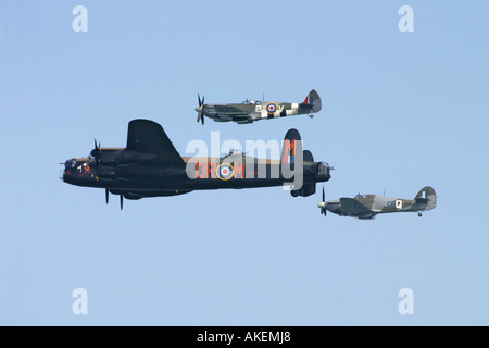 La RAF s Battle of Britain Memorial Avro Lancaster vols vol en formation avec un Hurricane et Spitfire Banque D'Images