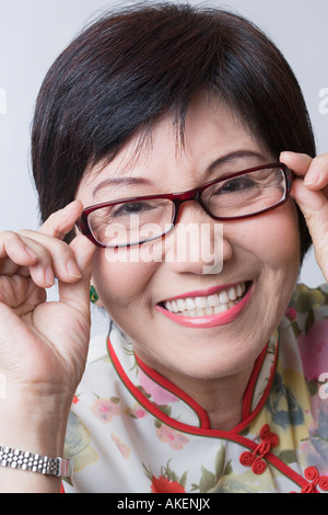 Portrait of a senior woman smiling lunettes et son réglage Banque D'Images