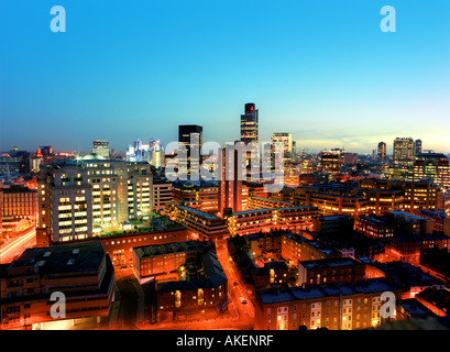 Avis de financial district de Barbican London England uk nuit Banque D'Images