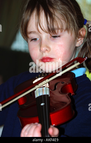 Young Girl playing violin Banque D'Images