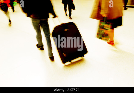 Homme voyageant avec Suitcase Banque D'Images