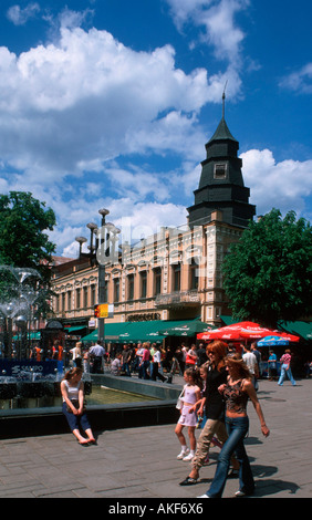 Kaunas, Laisves-Allee Freiheitsallee (die Fussgängerzone) entstand 1982 als erste Fussgängerzone der Sowjetunion. Stadtspringbru Banque D'Images