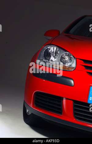 2004 rouge vw golf mk5 tdi 19 en studio Banque D'Images