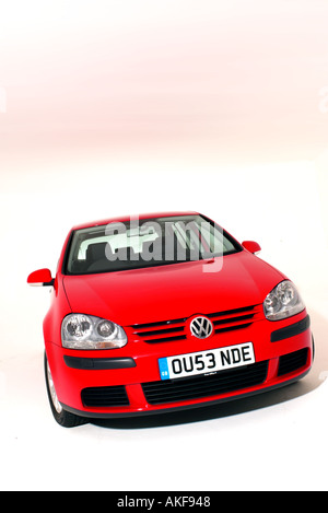 2004 rouge vw golf mk5 tdi 19 en studio Banque D'Images