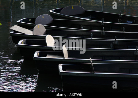 Plates amarrés sur river à Oxford Banque D'Images