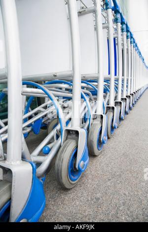 Chariots à bagages dans une rangée en dehors d'un aérodrome Banque D'Images