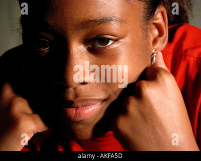 Le visage d'une véritable ethnie de 16 ans Black African American Girl à Atlanta qui est fier avec confiance regarder dans l'appareil photo avec l'espace de copie Banque D'Images