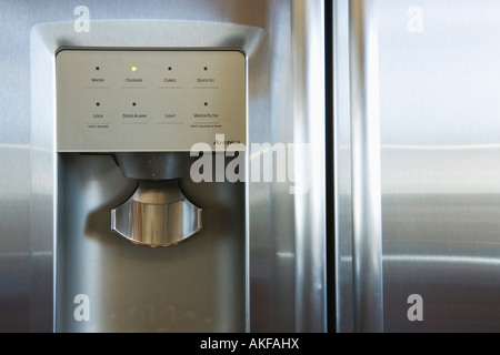 Détail de porte du réfrigérateur avec de l'eau et distributeur de glace Banque D'Images