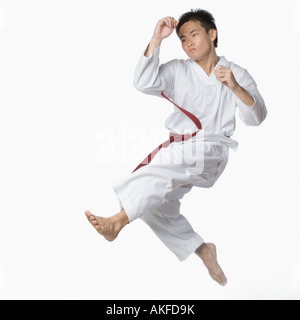 Jeune homme posant en plein vol Banque D'Images