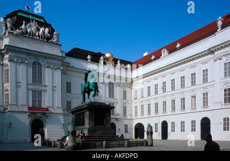 Denkmal von Kaiser Josef II, von Otto Franz ZAUNER aus dem Jahr 1806 vor der 1723-26 von J.E. Fischer von Erlach erbauten Nation Banque D'Images