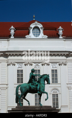 Denkmal von Kaiser Josef II, von Otto Franz ZAUNER aus dem Jahr 1806 vor der 1723-26 von J.E. Fischer von Erlach erbauten Nation Banque D'Images