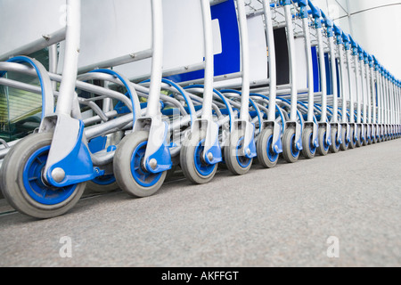 Chariots à bagages dans une rangée en dehors d'un aérodrome Banque D'Images