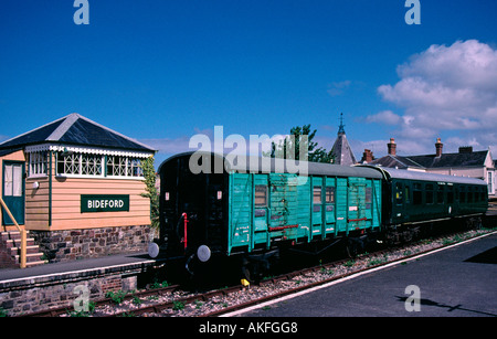 Ancien wagon de chemin de fer et transport et le signal fort à Bideford Devon sur la station de chemin de fer désaffectée maintenant un sentier pédestre et piste cyclable Banque D'Images