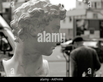 Copie en plâtre du buste statue romaine à la rue du marché Banque D'Images