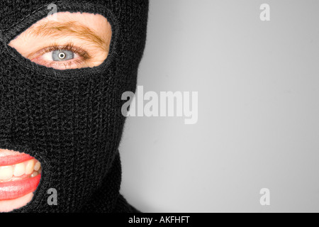 Une photographie d'une jolie femme portant une cagoule. Banque D'Images