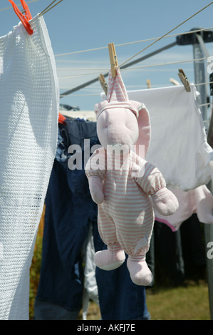 Un seul ours est suspendu pour sécher au soleil avec le ménage lave Banque D'Images