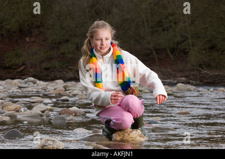 Fille, 10, une pierre sur une rivière, Ecosse Banque D'Images