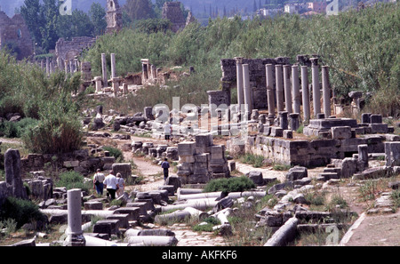 La rue à colonnade dans la ville antique de Perge dans la région de Turquie Antalya Banque D'Images