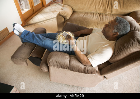 Senior African American watching TV Banque D'Images