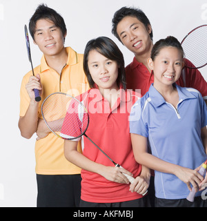 Portrait de deux jeunes couples holding badminton and smiling Banque D'Images