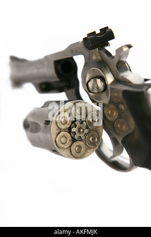 Pistolet revolver ouvert qui est chargé avec des balles isolé sur fond blanc Banque D'Images