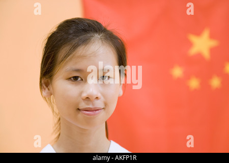 Portrait d'une jeune femme avec un drapeau chinois en arrière-plan Banque D'Images