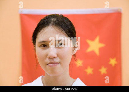 Portrait d'une jeune femme avec un drapeau chinois en arrière-plan Banque D'Images