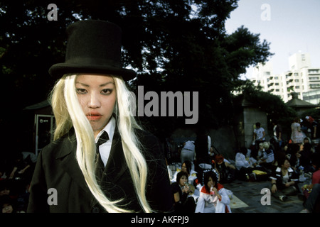Une fille blonde Harajuku cosplay dans un chapeau Tokyo, Japon Banque D'Images