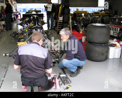 Mécaniciens travaillant sur Lola T332 Voiture de course de Formule 5000 à Silverstone Banque D'Images