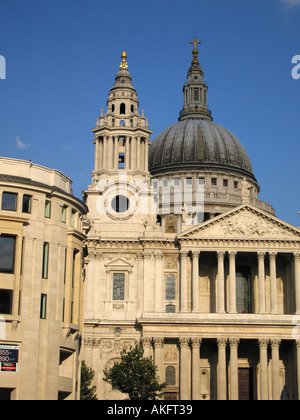 Le dôme de la Cathédrale St Paul sur une belle journée ensoleillée Ludgate Hill Londres Angleterre Royaume-Uni UK Banque D'Images