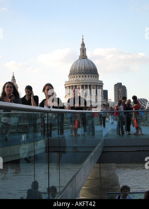 La Cathédrale St Paul et Millennium Bridge over River Thames Banque D'Images