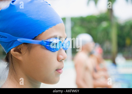 Close-up of a young woman wearing lunettes de natation et à la piscine Banque D'Images