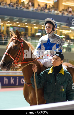 Shane Dye jockey de Nouvelle-zélande connu sous le nom de golden boy riding Baazigar sur 21/03/2007 à 21:40 sur un hippodrome Happy Valley à HK. Banque D'Images