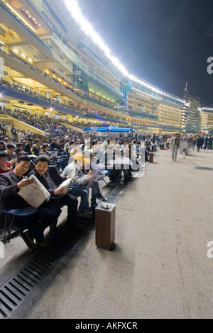 Tribunes remplies de gens à l'hippodrome de Happy Valley à Hong Kong. Banque D'Images