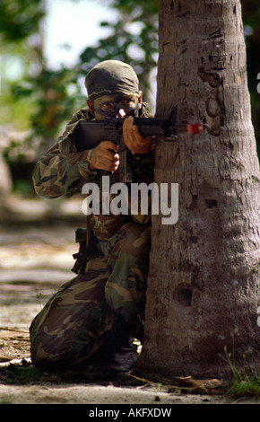 Soldat des forces spéciales US au cours d'un exercice conjoint avec l'armée des Maldives. Bodo Huura Island, North Male Atoll, Maldives. Banque D'Images