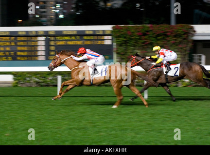 K. T. Yeung sur 'Inspiration' menant la course numéro huit sur l'hippodrome de Happy Valley à Hong Kong le 21 mars 2007. Banque D'Images