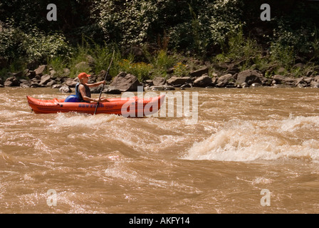 Femme du kayak sur la rivière Arkansas dans Glenwood Canyon Colorado Banque D'Images