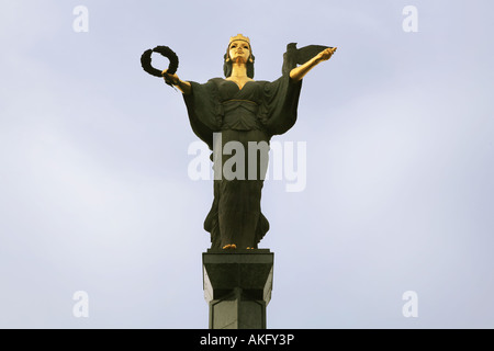 La statue de Sofia de la garde et de la protection de la ville de Sofia en Bulgarie les symboles représentent la gloire et la sagesse Banque D'Images