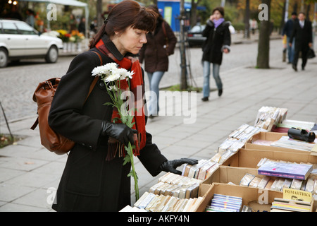 Une femme regarde des livres sur le coin de Shipka Street dans le centre-ville de Sofia Bulgarie Banque D'Images