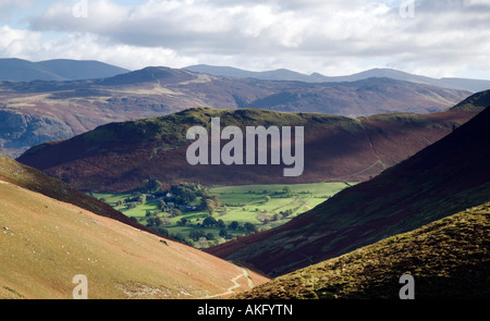 Vue du haut des Stoneycroft Gill à Newlands Valley Catbells fells et ses environs Banque D'Images