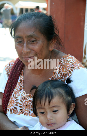 Grand-mère de Maya et de l'enfant en costume traditionnel Banque D'Images