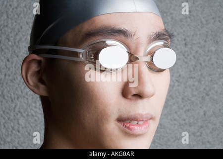 Close-up d'un jeune homme portant des lunettes de natation Banque D'Images