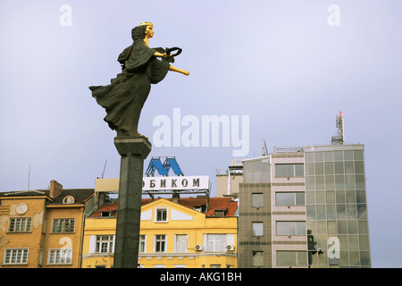 La statue de Sofia de la garde et de la protection de la ville de Sofia en Bulgarie les symboles représentent la gloire et la sagesse Banque D'Images