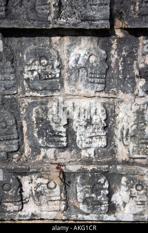 Les sculptures du crâne chez Chichen Itza Banque D'Images