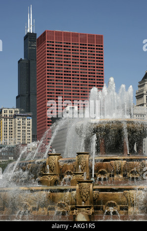 La Clarence Buckingham Memorial Fountain Plaza, l'AIIC et la tour Sears de Grant Park à Chicago, Illinois. Banque D'Images