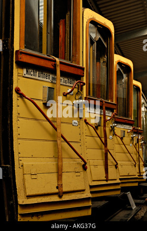 Ouvrir des portes sur l'ancienne voie de transport en musée. Banque D'Images