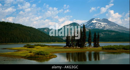 Des étincelles avec le sud du lac de montagne soeur sur l'horizon indiqué sur film panoramique de près de la ville de Bend dans le centre de l'Oregon Banque D'Images