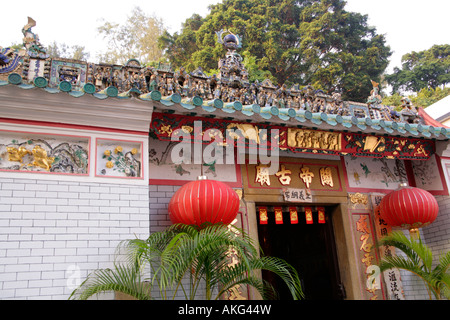 L'extérieur de l'ancien temple taoïste avec panneaux décoratifs et des figures sculptées sur le toit à Tai O Village, Lantau, Hong Kong. Banque D'Images