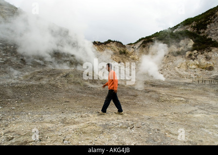 Italie POZZUOLI À BERNE LA DISPARUE MAIS TOUJOURS LE cratère du volcan de la SOLFATARE PRÈS DE NAPLES Banque D'Images